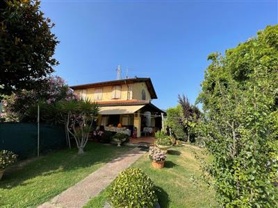 casa indipendente in vendita a Lucca