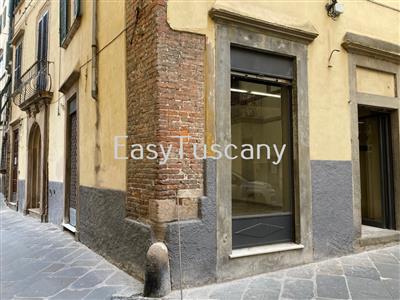 locale commerciale in vendita a Lucca in zona Centro Città