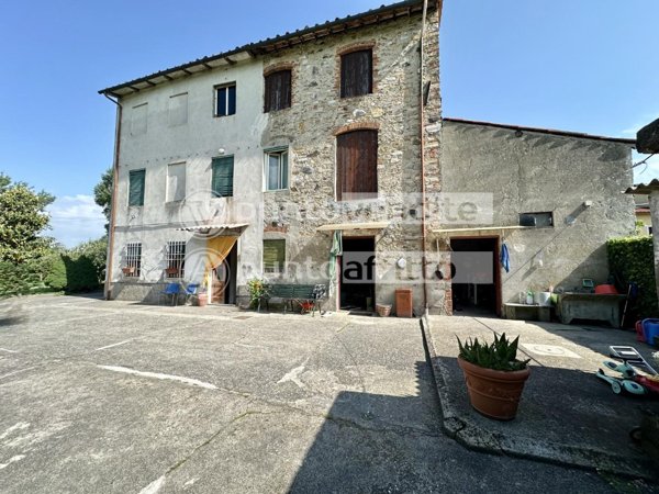 casa indipendente in vendita a Lucca in zona Centro Città