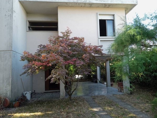 casa indipendente in vendita a Lucca
