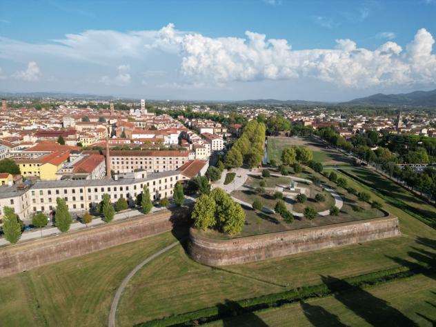 locale commerciale in vendita a Lucca in zona Centro Città