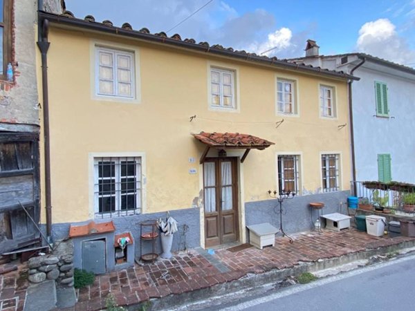 casa indipendente in vendita a Lucca in zona Chiatri