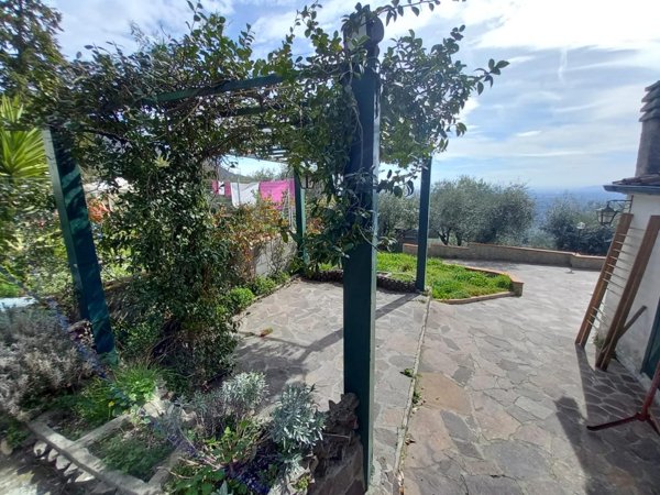 casa indipendente in vendita a Lucca