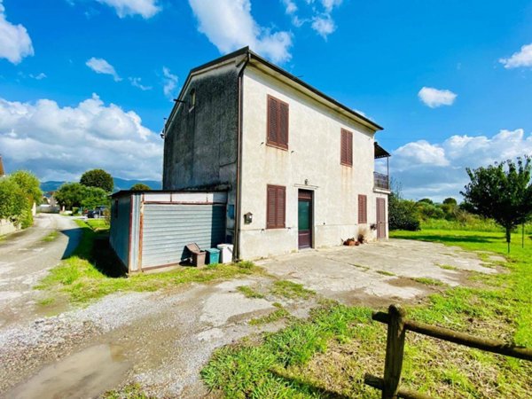 casa indipendente in vendita a Lucca in zona San Pietro a Vico