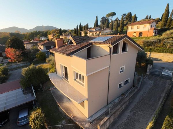 casa indipendente in vendita a Lucca in zona Balbano