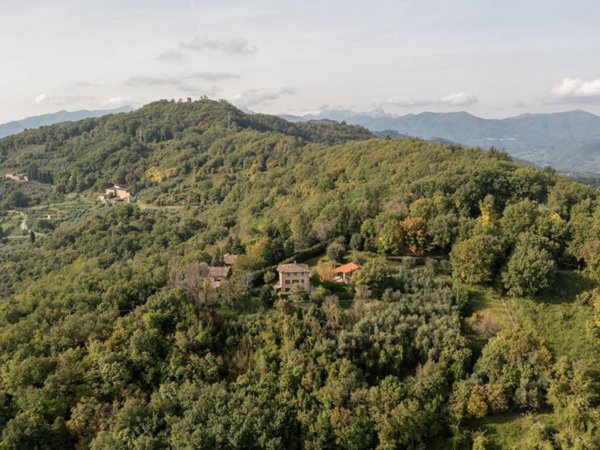 casa indipendente in vendita a Lucca in zona Vallebuia