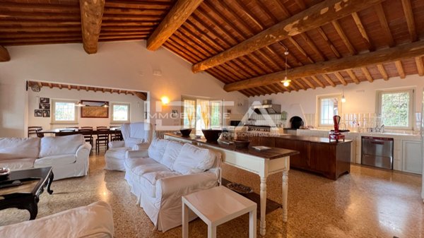 casa indipendente in vendita a Lucca