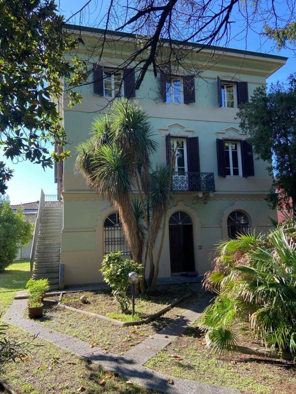 casa indipendente in vendita a Lucca in zona Centro Città