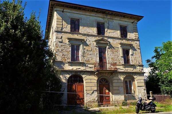 intera palazzina in vendita a Lucca in zona Montuolo