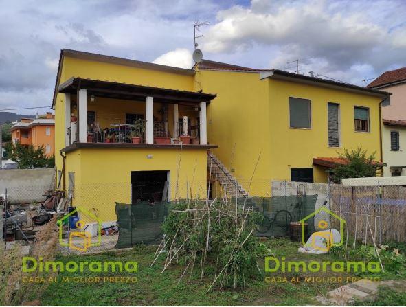 casa indipendente in vendita a Lucca