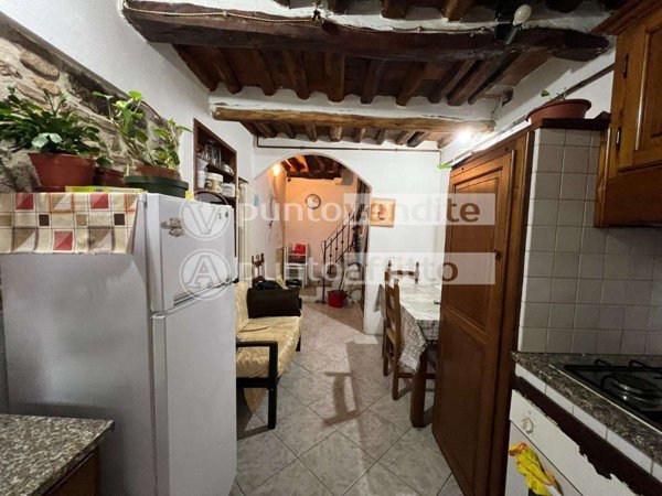 intera palazzina in vendita a Lucca in zona San Macario in Piano