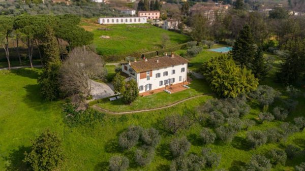casa indipendente in vendita a Lucca in zona Centro Città