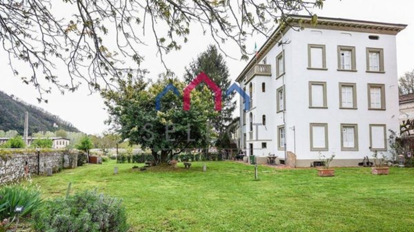 casa indipendente in vendita a Lucca