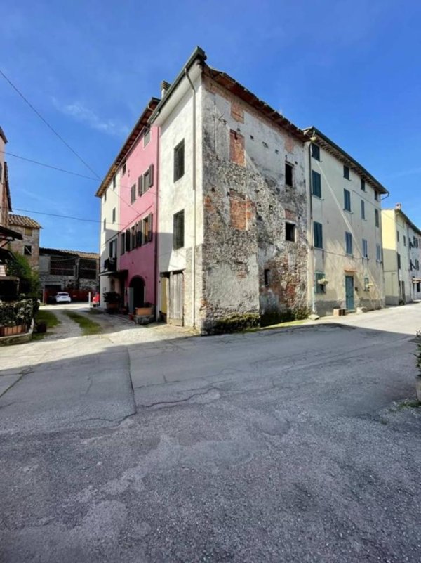 casa indipendente in vendita a Lucca in zona Nave