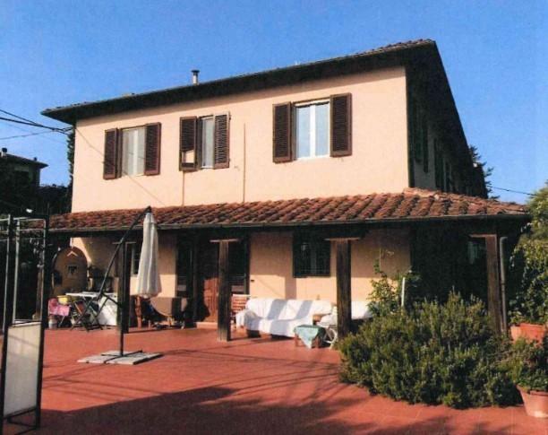 casa indipendente in vendita a Lucca