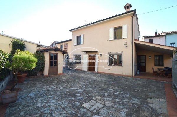 casa indipendente in vendita a Lucca in zona Centro Città