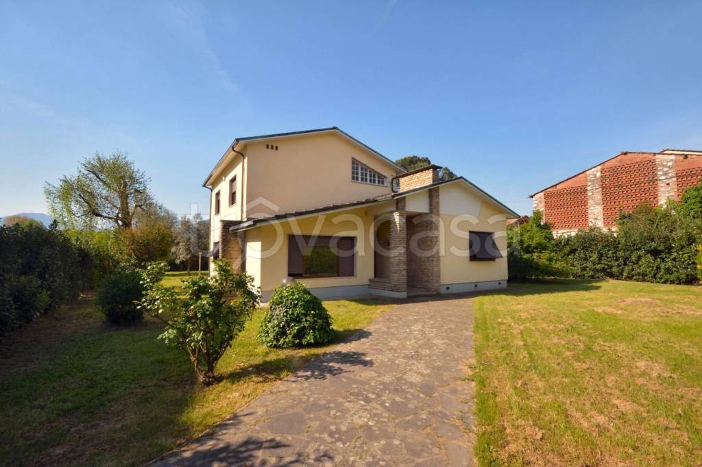 casa indipendente in vendita a Lucca in zona San Donato