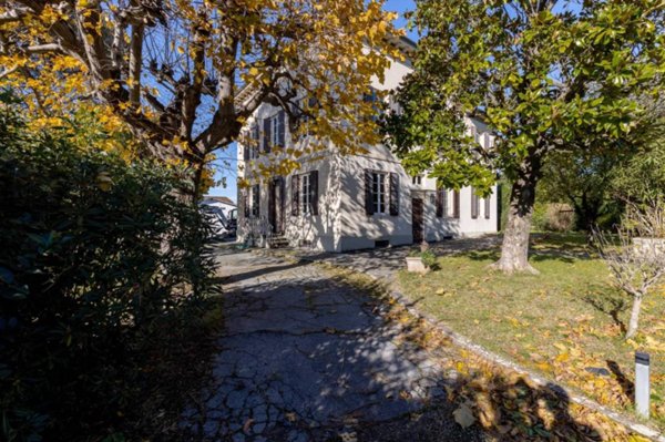 casa indipendente in vendita a Lucca in zona Vallebuia