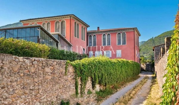 villa in vendita a Lucca in zona zona Sorbano