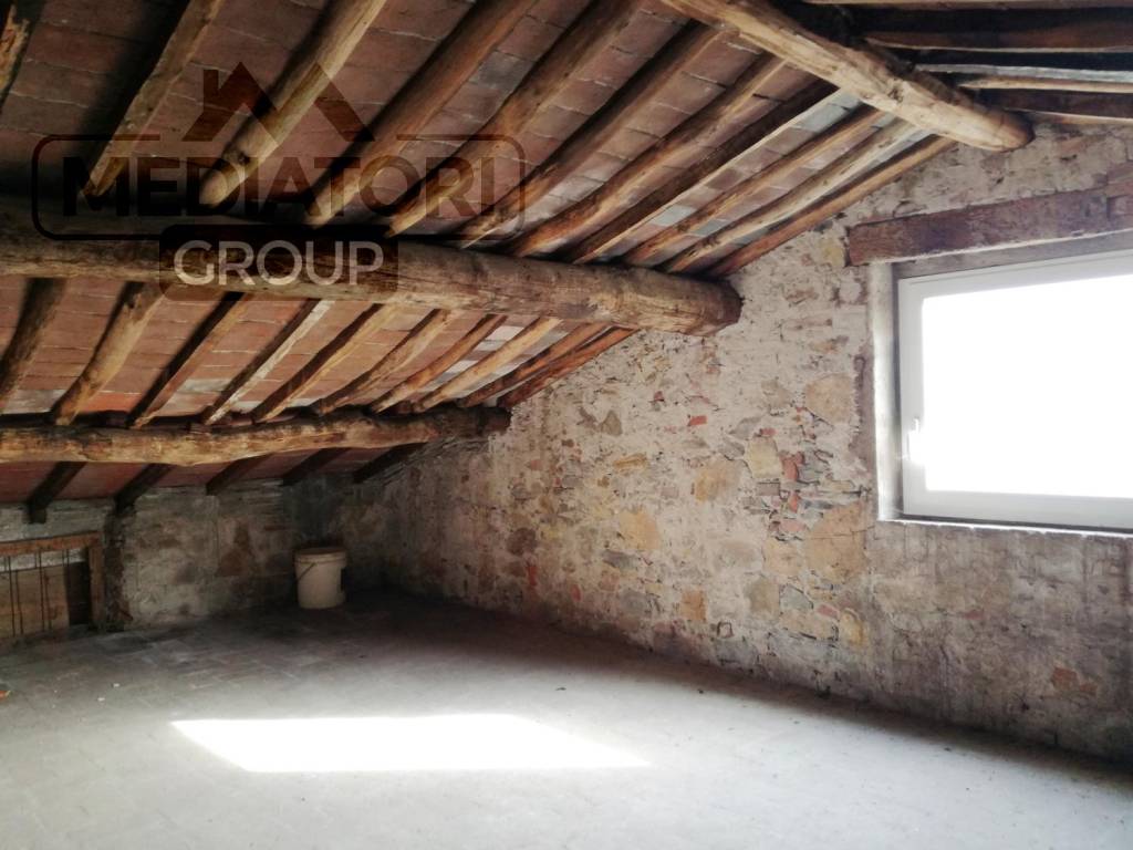 casa indipendente in vendita a Lucca in zona Montuolo