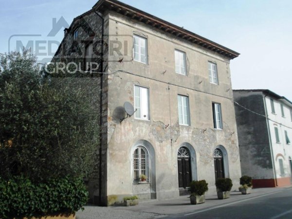 casa indipendente in vendita a Lucca in zona Pozzuolo