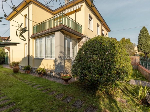 casa indipendente in vendita a Lucca in zona Pontetetto