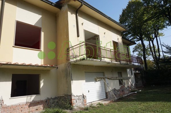 casa indipendente in vendita a Lucca in zona Balbano