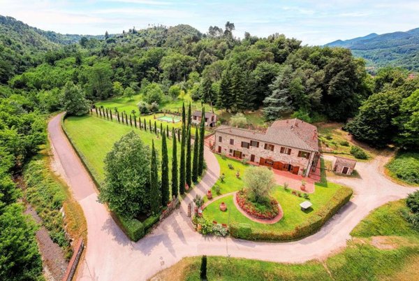 casa indipendente in vendita a Lucca