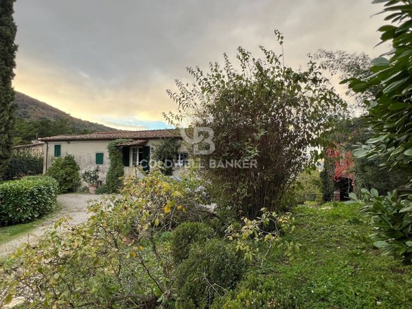 casa indipendente in vendita a Lucca in zona Massa Pisana