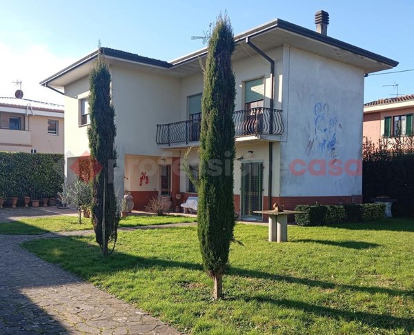 casa indipendente in vendita a Lucca in zona Nave