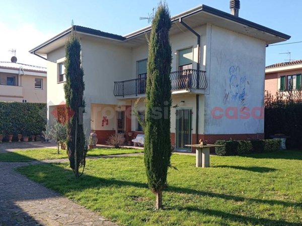 casa indipendente in vendita a Lucca in zona Nave