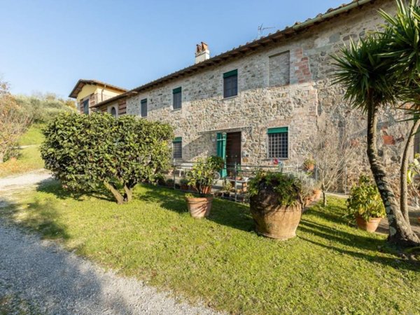 casa indipendente in vendita a Lucca in zona Vallebuia
