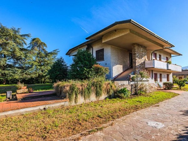 casa indipendente in vendita a Lucca in zona Picciorana