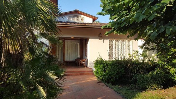 casa indipendente in vendita a Lucca in zona Vicopelago