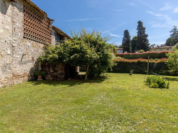 casa indipendente in vendita a Lucca in zona Pozzuolo