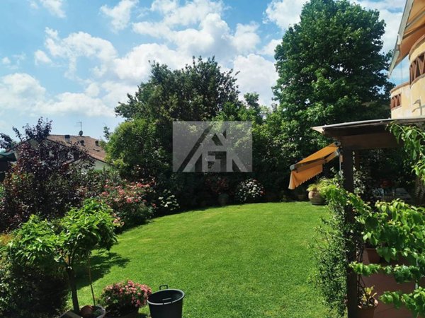 casa indipendente in vendita a Lucca in zona Nozzano