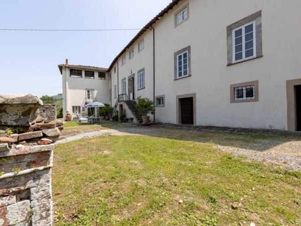 casa indipendente in vendita a Lucca in zona Massa Pisana