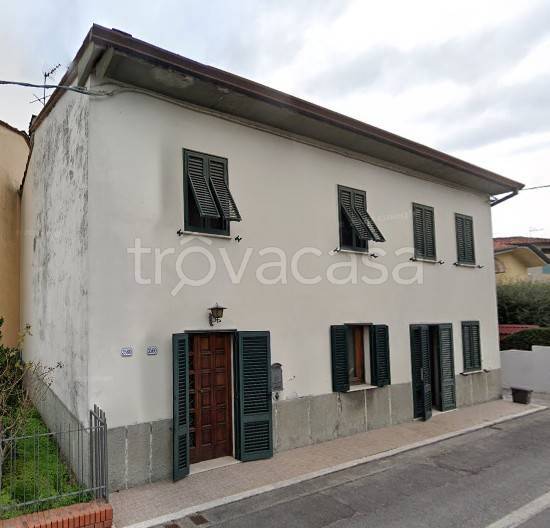 casa indipendente in vendita a Lucca in zona Montuolo