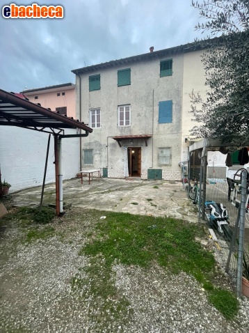 casa indipendente in vendita a Lucca in zona San Pietro a Vico