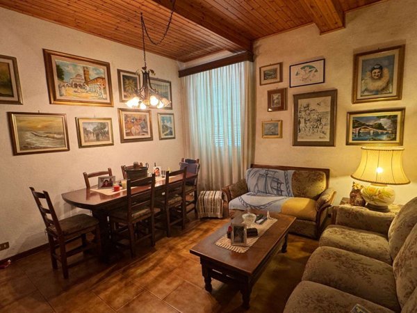 intera palazzina in vendita a Lucca in zona Vinchiana