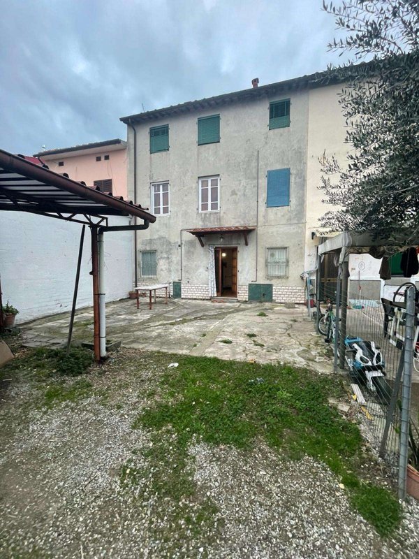 intera palazzina in vendita a Lucca in zona San Pietro a Vico