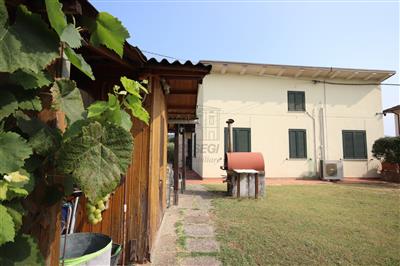 casa indipendente in vendita a Lucca in zona Maggiano