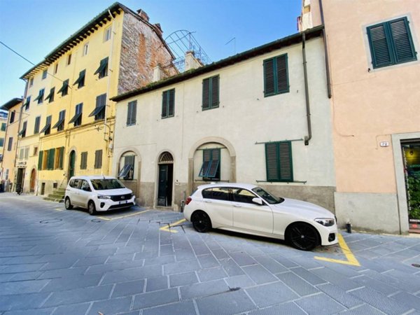 casa indipendente in vendita a Lucca in zona Centro Città
