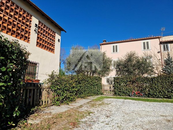 casa indipendente in vendita a Lucca