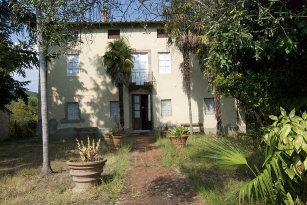 casa indipendente in vendita a Lucca in zona Vallebuia