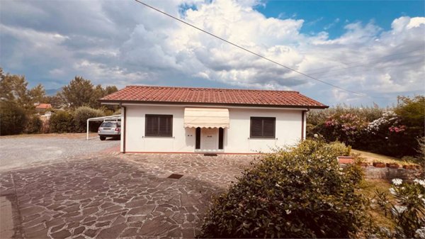 casa indipendente in vendita a Lucca in zona San Pietro a Vico