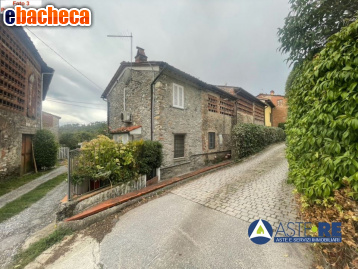 casa indipendente in vendita a Lucca in zona Cappella