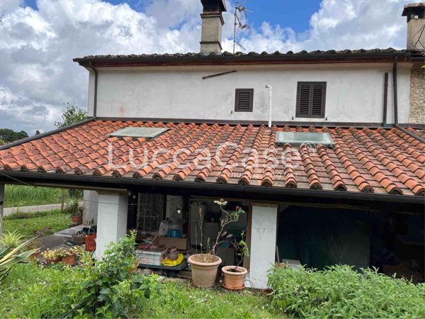 casa indipendente in vendita a Lucca in zona Arliano