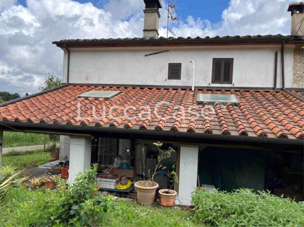 casa indipendente in vendita a Lucca in zona Arliano