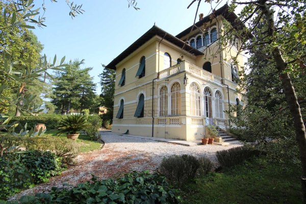 casa indipendente in vendita a Lucca in zona Centro Città